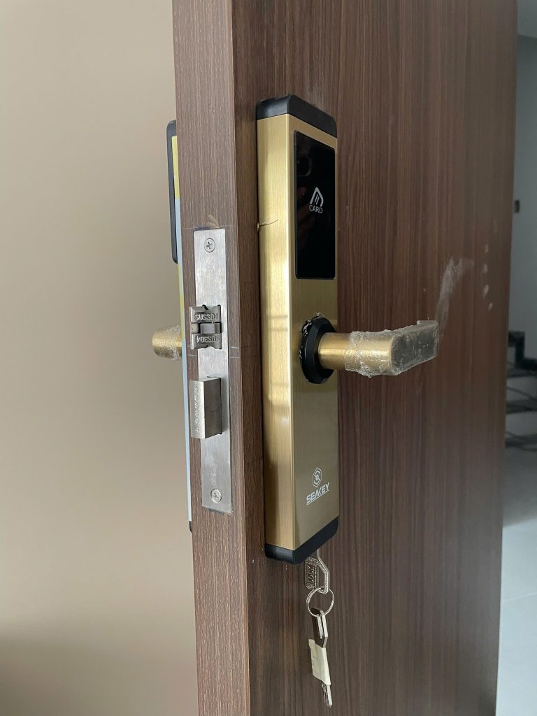 khóa khách sạn cửa gỗ giá rẻ seakey h20m