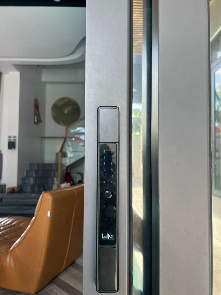 Khóa vân tay cửa nhôm Laffer XF93