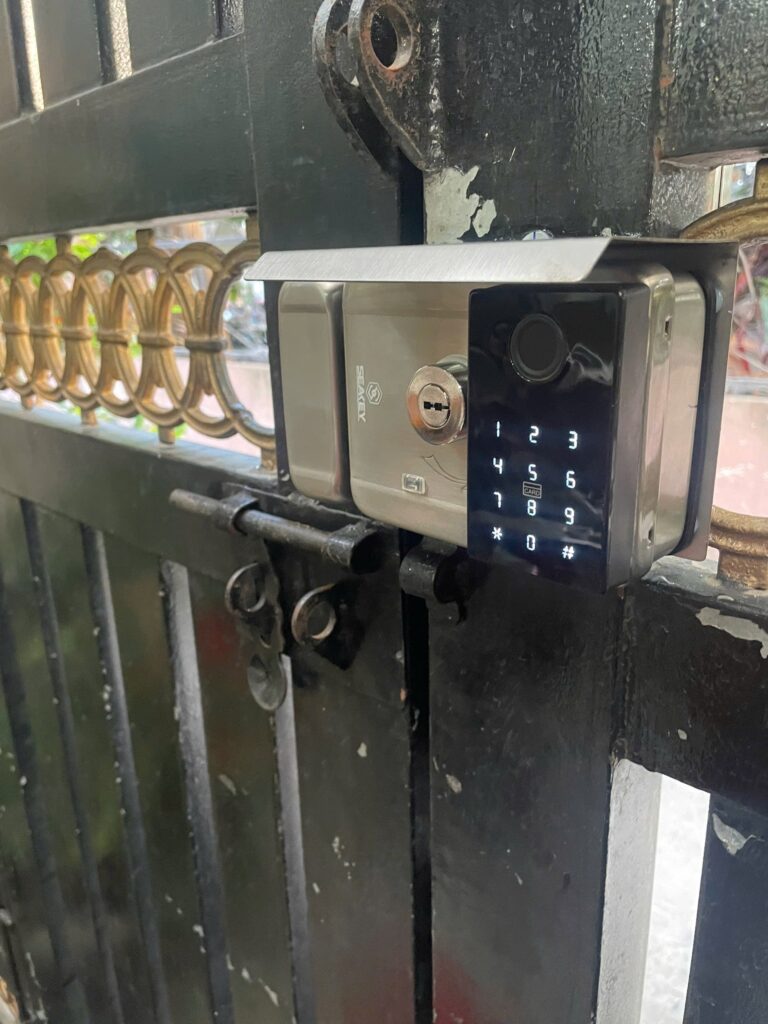 Mặt bên trong khóa cổng vân tay seakey c29b