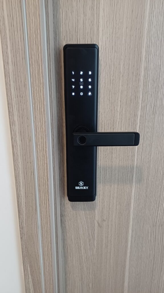 Lắp đặt khóa vân tay cửa gỗ F38b SEAKEY cho khách tại Vinhome Quận 9