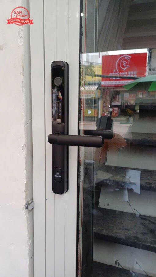 Lắp đặt khóa vân tay cửa nhôm xingfa F41b SEAKEY cho khách tại Lê Văn Việt