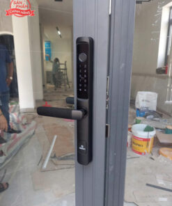 Lắp đặt khóa vân tay cửa nhôm xingfa F41b SEAKEY cho khách tại Dương Đình Hội