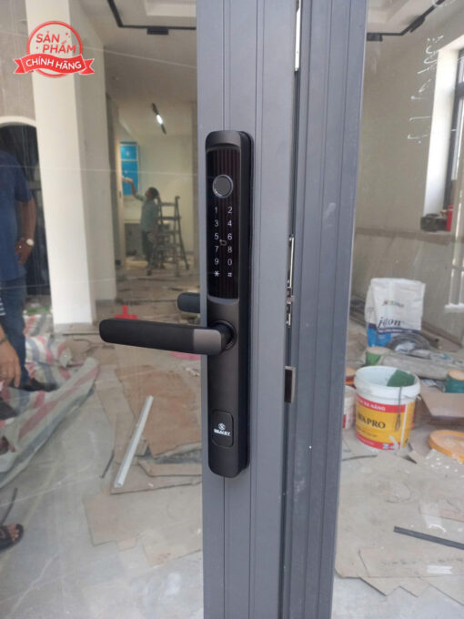 Lắp đặt khóa vân tay cửa nhôm xingfa F41b SEAKEY cho khách tại Dương Đình Hội