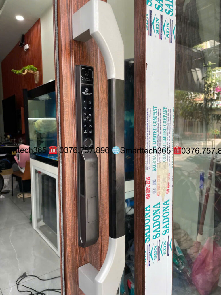 Mặt Bên Ngoài Khóa Nhận Diện Khuôn Mặt Seakey F47RB 