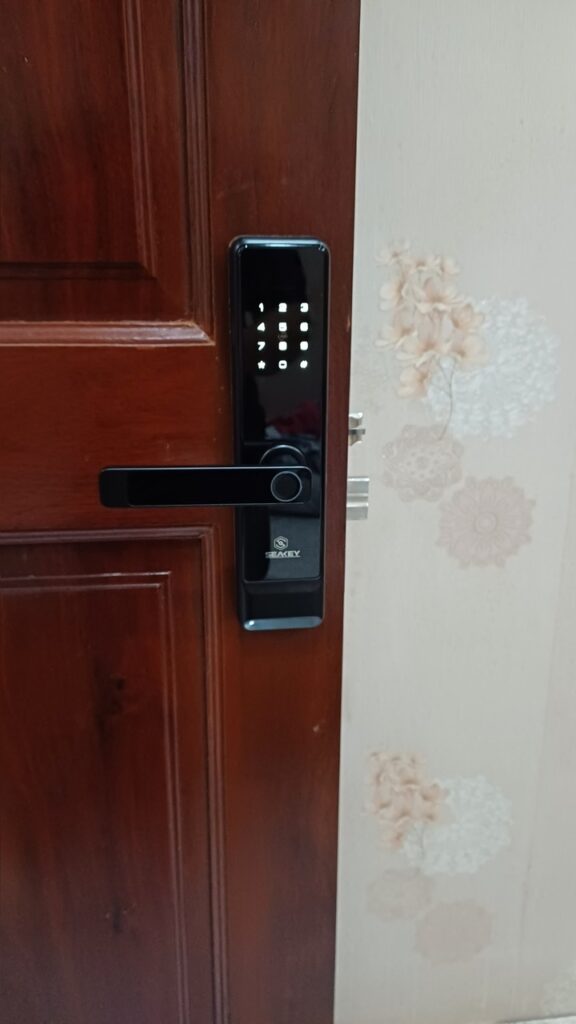 Sửa khóa vân tay Seakey tại nhà Hồ Chí Minh.