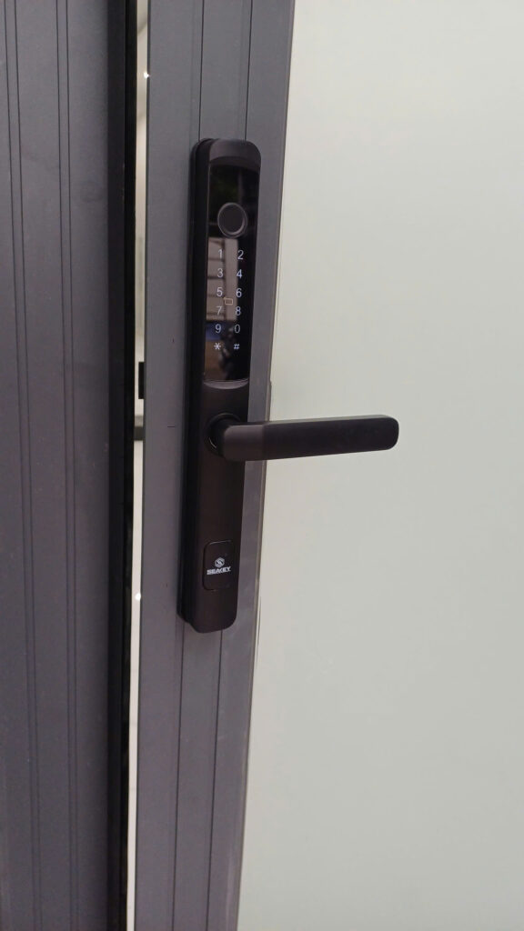 Lắp đặt khóa vân tay cửa nhôm xingfa F41b SEAKEY cho khách tại Lê Văn Việt