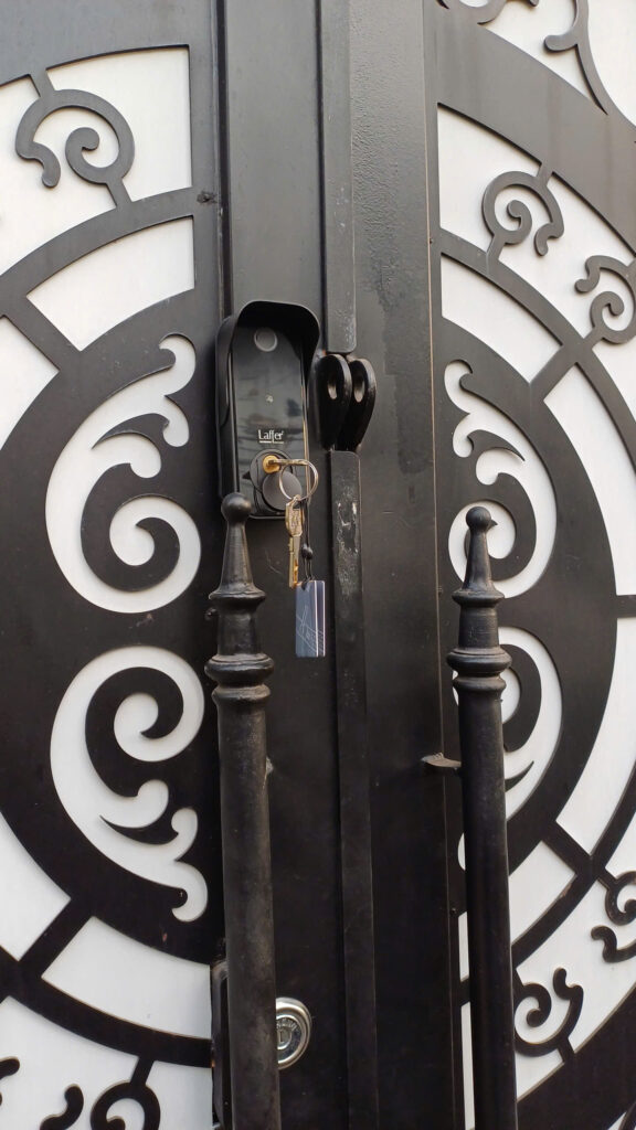 Lắp đặt khóa vân tay cửa cổng Laffer A18 chống nước cho khách tại Đặng Văn Bi,Thủ Đức