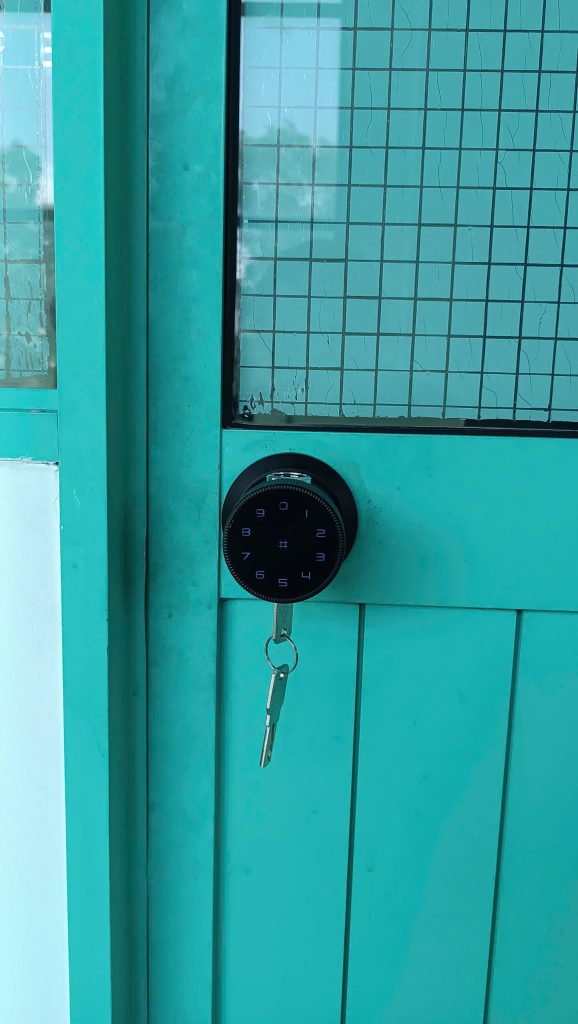 Khóa tay nắm tròn cho văn phòng công ty tại khu công nghệ cao.