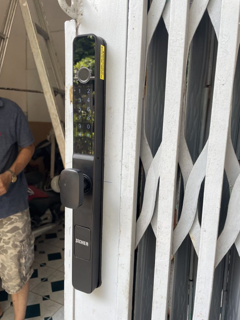 Lắp Đặt Khóa Vân Tay Cửa Sắt Kéo Tại Phú Nhuận